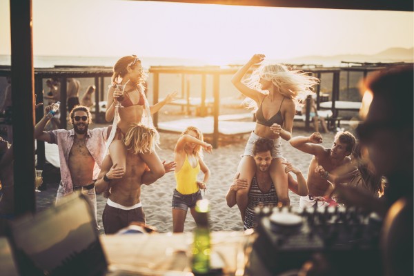Erlebe eine Beachparty in den schönsten Beachclubs auf Mykonos
