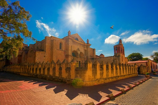 Eine Top-Sehenswürdigkeit in der Dominikanischen Republik ist die Kathedrale in Santo Domingo