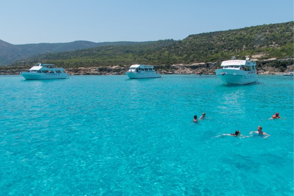 Zu den besten Aktivitäten im Urlaub auf Zypern zählen Schwimmen und Wassersport