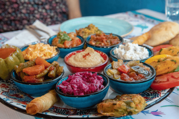 Probiere köstliche Mezze und frische Fischgerichte im Zypern Urlaub