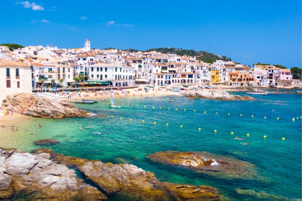 Plane auf deiner Spanienrundreise einen Stopp an der traumhaften Costa Brava ein