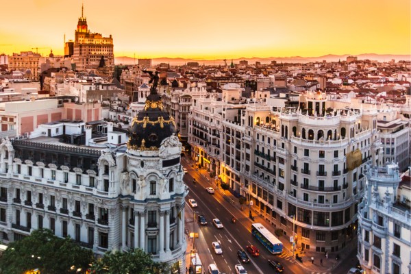 Schlendere während deiner Rundreise durch Spanien durch die spanische Hauptstadt Madrid 