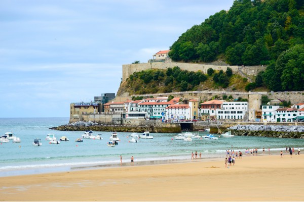 Der La Concha Beach in San Sebastián ist einer der schönsten Strände in Spanien und Europa