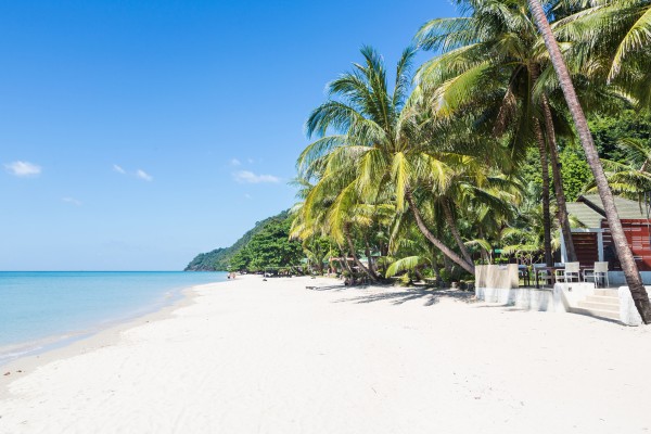 Der White Sand Beach auf Koh Chang macht seinem Namen alle Ehre und zählt zu den schönsten Stränden Thailands