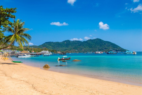 Weißer Sand und türkises Meer erwarten dich an einem der schönsten Strände in Thailand, dem Sairee Beach Koh Tao