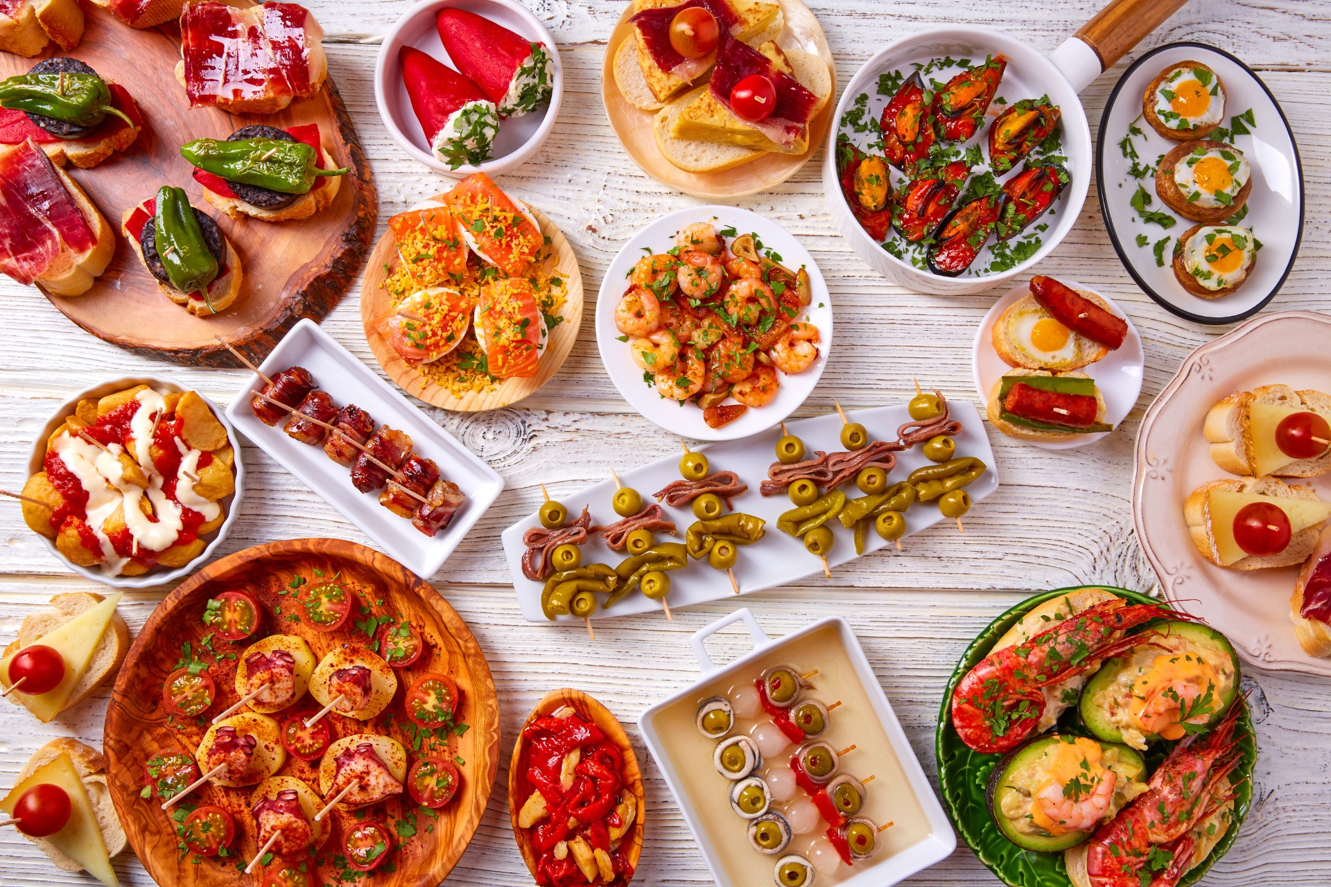 Probiere köstliche spanische Tapas im Familienurlaub mit Kindern in Spanien