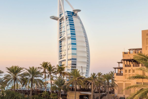 Bestaune die beeindruckende Skyline Dubais und genieße den Luxus der Vereinigten Arabischen Emirate in deinem Herbsturlaub in Dubai