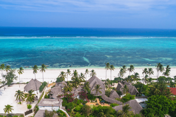 Die exotische Insel Sansibar hat mit ihren weißen Stränden und dem türkisen Meer auch im Herbst traumhafte Urlaubsmomente zu bieten!