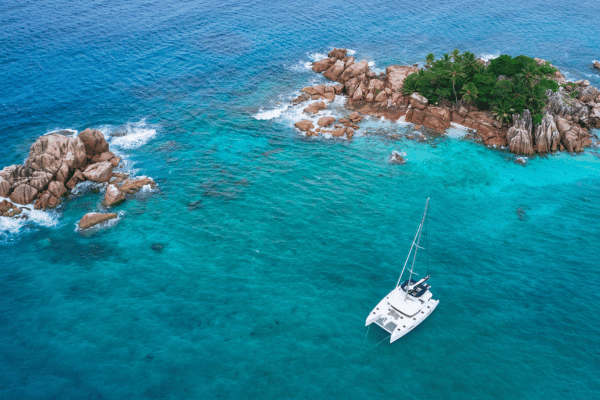 Katamaran im blauen Meer auf den Seychellen