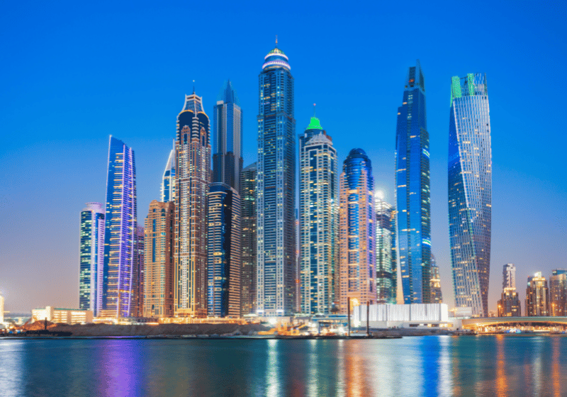 Bestaune die atemberaubende Skyline mit Wokenkratzern und Lichtern im Dubai Urlaub