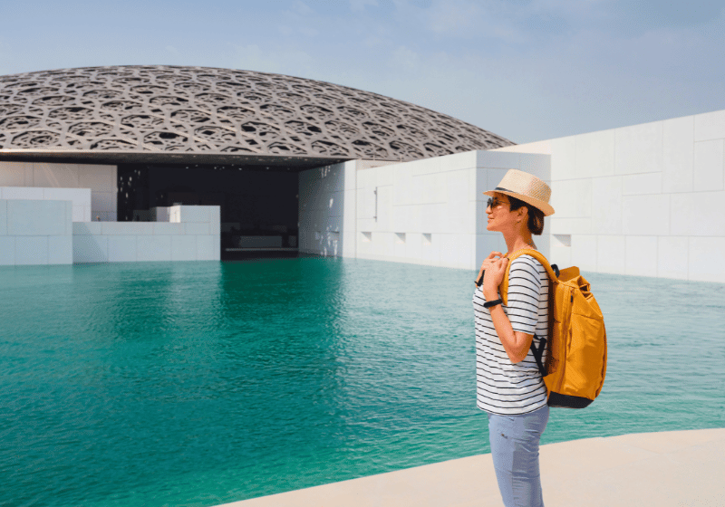 Das Louvre Museum in Abu Dhabi zieht kulturinteressierte Touristen an
