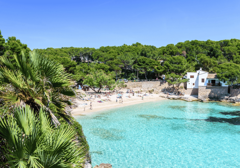 Genieße im günstigen Spanien Urlaub Traumstrände und türkisblaues Wasser auf Mallorca