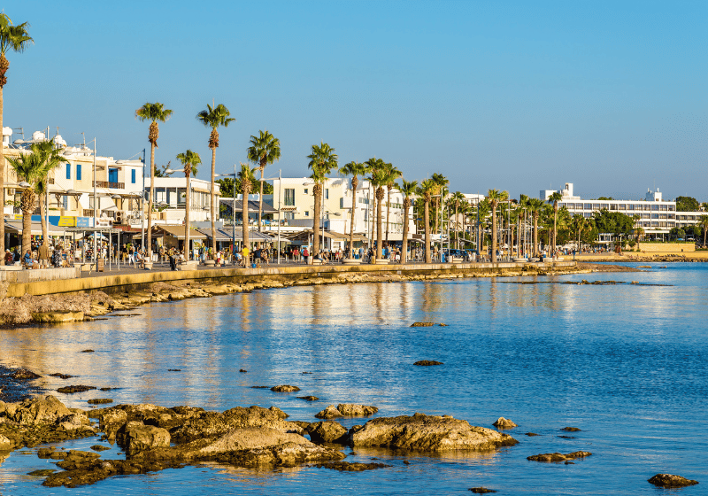 Zypern ist eines der günstigsten Reiseziele und bietet schöne Urlaubsregionen mit Strand und Meer