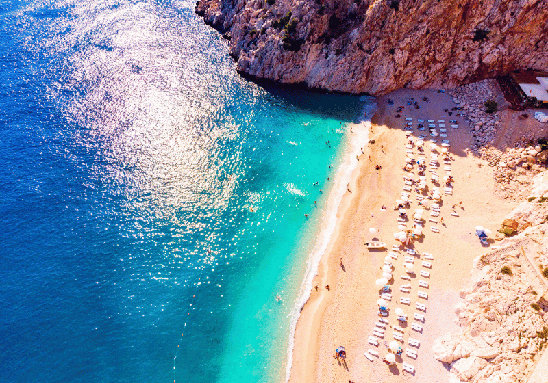 Antalya mit seinen schönen Stränden und blauem Meer gehört zu den günstigsten Reisezielen für Strandurlaub