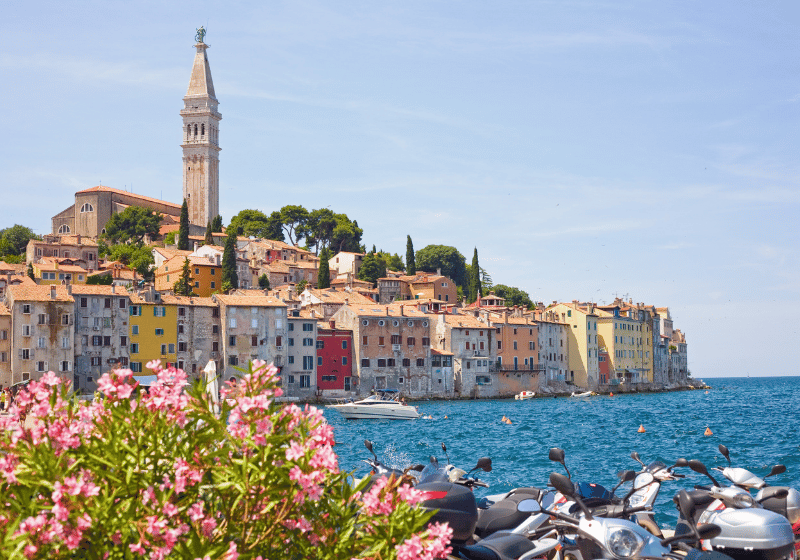 Ab Österreich einfach mit dem Auto nach Kroatien ans Meer fahren und schöne Urlaubsorte wie Rovinj erleben