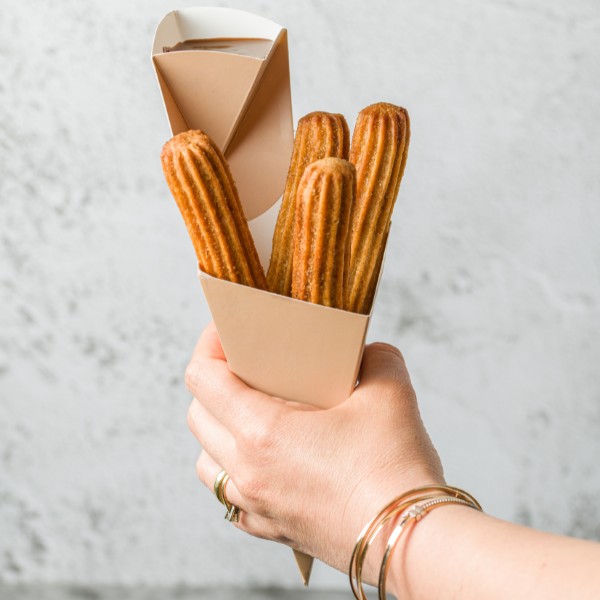 Koste die Delikatesse Churros mit Schokolade, zB in Granada