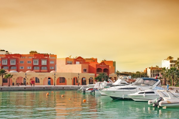 Hurghada bietet in der Marina moderne Einkaufsmöglichkeiten im Urlaub