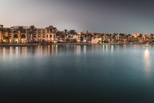Die wunderschöne Marina von Marsa Alam bei Nacht