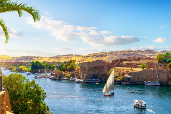 Die Landschaft entlang des Nils ist einen ausflug im ägypten Urlaub wert