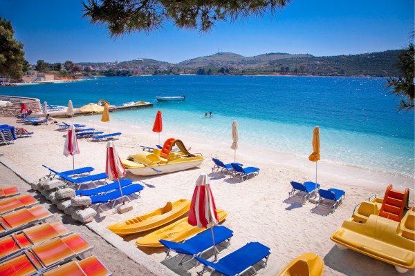 Ein sehr beliebter Badeort - Ksamil im Süden Albaniens