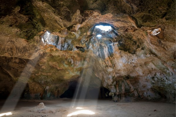 Besichtige Höhlen im Arikok-Nationalpark, Aruba