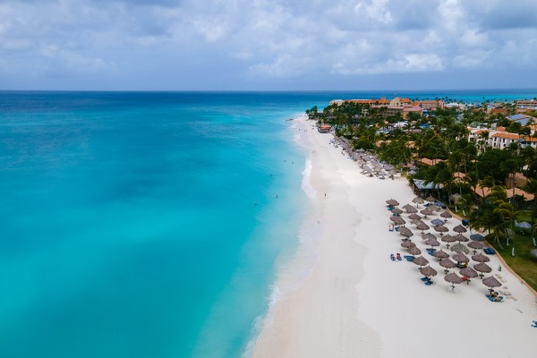 Der Eagle Beach auf Aruba ist berühmt für weißen Sand und türkisblaues Meer