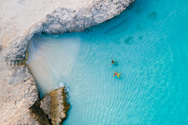 Genieße das traumhafte Wasser und weiße Strände in deinem Urlaub auf Aruba mit Travioro