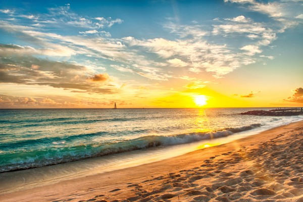 Genieße einen romantischen Sonnenuntergang an Barbados Stränden