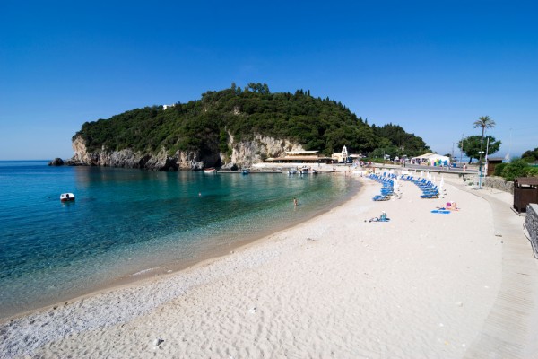 Genieße die Sonne am Paleokastritsa Strand