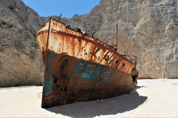 Am Navagio-Strand kannst du ein Schiffswrack bestaunen