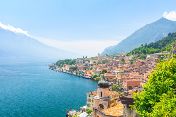 Genieße den Ausblick auf den Gardasee