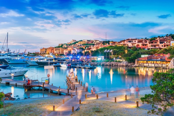 Genieße den Anblick des Porto Cervo