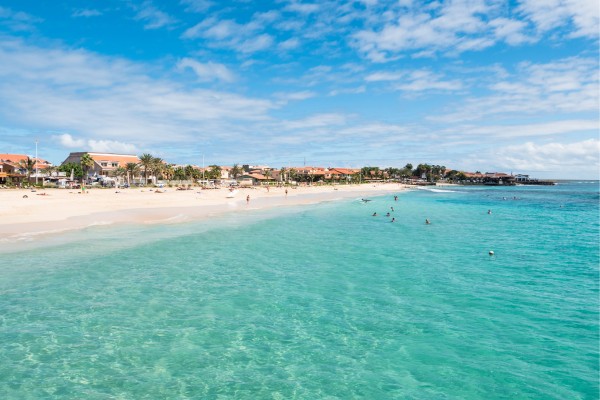 Türkises Meer und weißer Sandstrand auf den Kap Verden