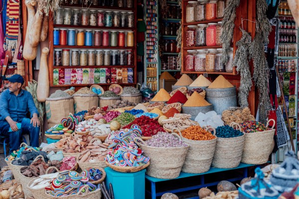Kaufe handgefertigte Souvenirs und Gewürze in der Medina Marrakesch