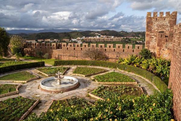 Besuche die Festung Silves auf deinem Algarve Urlaub