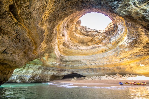 Erlebe im Urlaub an der Algarve tolle Naturspektakel wie die Höhle Praia de Benagil