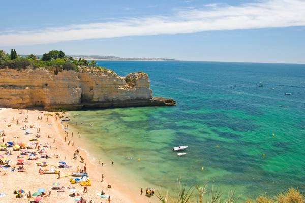 Ein Urlaub an der Algarve hat wunderschöne Sandstrände zu bieten