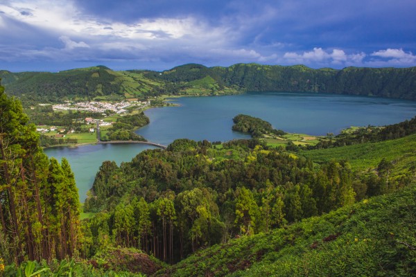 Der wunderschöne Kratersee Lagoa das Sete Cidades erwartet dich auf deiner Azoren Reise