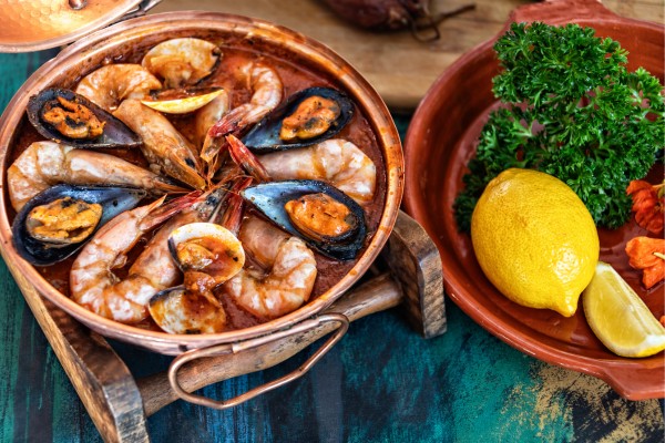 Koste portugiesische Köstlichkeiten wie Cataplana in deinem Faro Urlaub