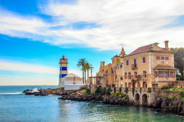 Die Küste von Cascais ist ein Highlight im Lissabon Urlaub