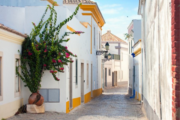 Genieße die Atmosphäre in der portugiesischen Stadt Faro im Portugalurlaub