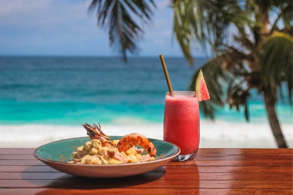 Genieße traumhafte Strände und exotische Köstlichkeiten im Seychellen Urlaub 
