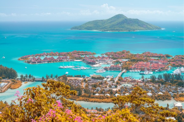 Die paradiesischen Seychellen mit Blick auf Mahé