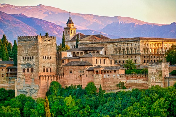 Die Alhambra in Granada ist eine der schönsten Sehenswürdigkeiten im Spanien Urlaub
