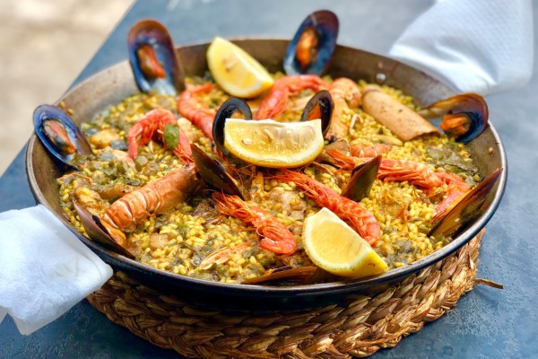 Eine köstliche traditionelle Paella darf im Spanien Urlaub nicht fehlen