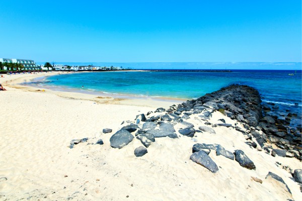 Tolle weiße Sandstrände im Lanzarote Urlaub erleben