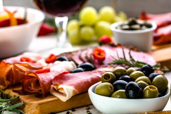 Probiere köstliche Tapas und buche deinen Traumurlaub in Spanien mit Travioro