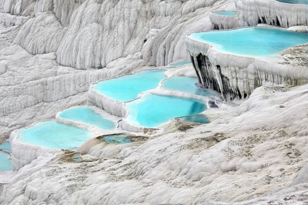 Bestaune die weißen Kalkterrassen in Pamukkale im Türkei Urlaub
