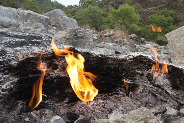 Die Yanartaş Flammen sind ein Naturspektakel, das du während deines Türkei Urlaubes erleben solltest
