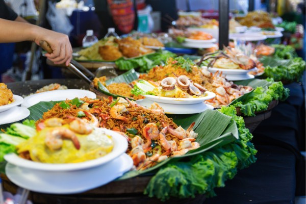 Genieße köstliches Streetfood während deiner Thailand Reise mit Travioro